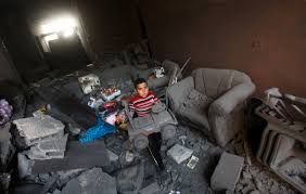 Bimbo in mezzo alle macerie di Gaza